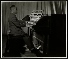 Uomo afroamericano che suona l